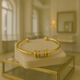 PULSERA ABIERTA ELEGANTE CON DETALLES DECORATIVOS