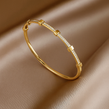 PULSERA DE DISEÑO GEOMÉTRICO CON BRILLO SUTIL