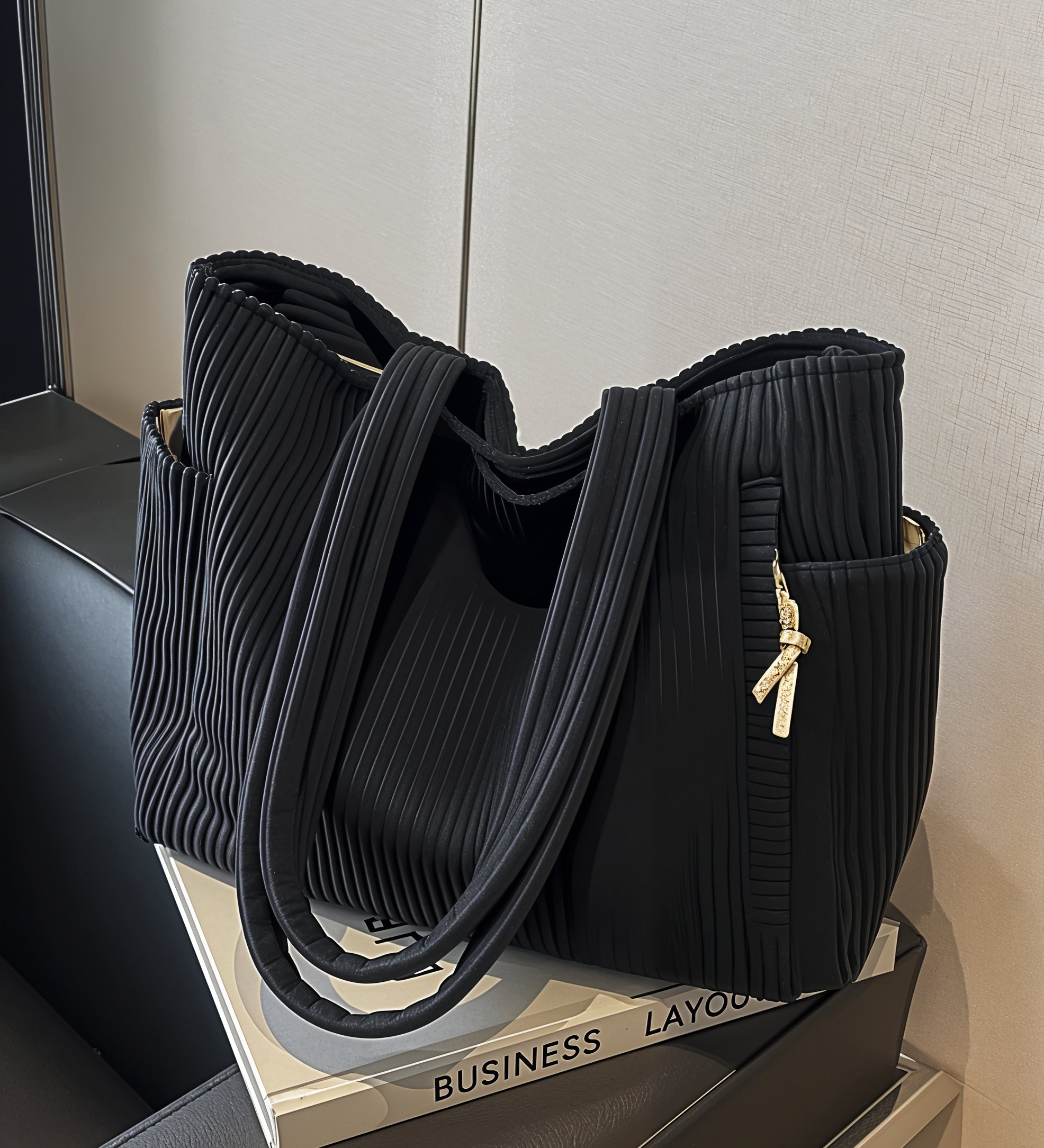 HANNA™ | BOLSO DE MANO ACANALADO CON DETALLE DE CORDÓN